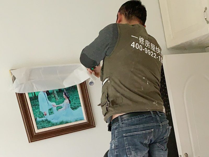 家具裝飾品成品保護(hù)：1、做好入戶(hù)門(mén)保護(hù) 　　各類(lèi)裝修物料的進(jìn)場(chǎng)、建筑裝修垃圾的清理都必須經(jīng)過(guò)入戶(hù)門(mén)。在對(duì)物品進(jìn)行搬運(yùn)時(shí)，難免會(huì)與入戶(hù)門(mén)發(fā)生磕碰及摩擦。因此，在進(jìn)行成品保護(hù)時(shí)，我們首先要做好入戶(hù)門(mén)的保護(hù)。 　　建議，在裝修開(kāi)工前知道家具家電進(jìn)場(chǎng)，都應(yīng)當(dāng)使用成品保護(hù)膜將入戶(hù)門(mén)進(jìn)行包裹。 　　2、做好水電改造期間的成品保護(hù) 　　水電改造是基礎(chǔ)裝修，水電裝修的質(zhì)量好壞，直接決定著后期的施工和使用。因此，在進(jìn)行水電改造時(shí)，同樣需要做好成品保護(hù)工作。水電改造完成后，應(yīng)當(dāng)對(duì)各種管線(xiàn)進(jìn)行規(guī)范的固定，以防脫落;對(duì)裸露的線(xiàn)頭要進(jìn)行包裹，以防發(fā)生觸電的危險(xiǎn);做好地面裸線(xiàn)管的固定和保護(hù)，防止被踩壞。同時(shí)，在搬運(yùn)物料時(shí)，也不要破壞地面鋪設(shè)的管線(xiàn)。 　　3、做好瓷磚、地板的鋪貼保護(hù) 　　進(jìn)行裝修施工時(shí)，磁環(huán)邊鋪邊勾縫，在崗鋪設(shè)的瓷磚、地板上堆放雜物、走動(dòng)踩踏，地板沒(méi)有使用成品保護(hù)膜覆蓋等都會(huì)影響瓷磚及地板的鋪貼效果，使瓷磚出現(xiàn)施工質(zhì)量問(wèn)題。