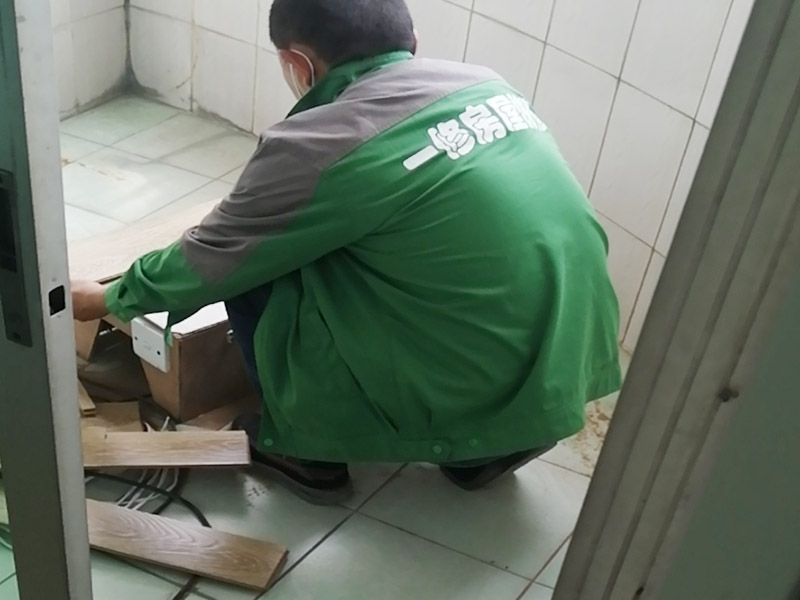 舊廁所拆除裝修：首先，拆除瓷磚時(shí)要用電，而電是從客廳臨時(shí)拉的，為了避免在施工過(guò)程中發(fā)生觸電的現(xiàn)象，將電拉進(jìn)衛(wèi)生間內(nèi)。其次，舊房改造拆除瓷磚時(shí)可以用沖擊電鉆，這種工具方便快捷，可自由更換。但在使用前應(yīng)檢查其是否靈活，可以通過(guò)空轉(zhuǎn)一分鐘的方法進(jìn)行檢驗(yàn)。用完之后及時(shí)進(jìn)行清理。 磚應(yīng)從下至上進(jìn)行，在施工過(guò)程中對(duì)地面及時(shí)進(jìn)行處理，以免因垃圾過(guò)多從而影響后面的工作。同時(shí)要處理好房?jī)?nèi)的防水層。拆除插座與水龍頭附近的瓷磚時(shí)應(yīng)小心，以免損壞水電設(shè)備。為了加快房屋翻新的進(jìn)度，在拆完衛(wèi)生間瓷磚后應(yīng)立即將現(xiàn)場(chǎng)的雜物處理干凈。