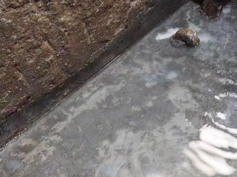 衛(wèi)生間防水找平：鏟除原有的墻磚和地磚，這個步驟主要是針對老房二次裝修的，如果是新房可以跳過這個步驟，一般使用灰刀就可以，刮板也可以將原有的地磚鏟除掉。衛(wèi)生間的防水通常是水電改完后進行的，所以做防水前一定要封堵好下水管道，以免堵塞，小型的水管采用管用螺母封堵，大型的下水管道（如馬桶下水管道）采用pvc纏繞膜進行封堵。找平為地面抹灰處理，灰漿水泥和沙子的比例為1:2.5-1:3之間，注意，找平的厚度不要超過3cm。水平和垂直的誤差要控制在5mm以內(nèi)。 首先墻面將水電改造開槽用水泥封堵基層清理，細部附加層施工，在管根、地漏、陰陽角、等容易漏水的薄弱部位均勻涂刷，涂刷防水涂料兩遍，縱向橫向各涂刷一遍，做保護層，待防水干燥后放水做48小時閉水試驗。