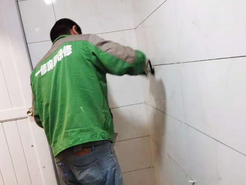 衛(wèi)生間墻面貼磚施工：首先應除去基層表面的污垢，油漬，浮灰;除去基層上所有涂料層，膩子層;如果基層未能達到平整度要求，需對基層進行預先的找平處理。鋪貼瓷磚前需事先找好垂直線，以此為基準鋪貼的瓷磚高低均勻、垂直美觀;此外，施工前在墻體四周需彈出標高控制線，在地面彈出十字線，以控制地磚分隔尺寸。加水后將粘結劑漿料攪拌至潤滑均勻，無明顯塊狀或糊狀結塊，攪拌后的漿料靜置5-10分鐘后再稍加攪拌1-2分鐘即可使用。將調制好的漿料均勻地抹在瓷磚背面，要求漿料飽滿。將瓷磚平整地鋪貼在基層上，使用橡膠錘將瓷磚拍實鋪平。施工過程中，可小幅度轉動瓷磚，使?jié){料與瓷磚背面充分接觸。