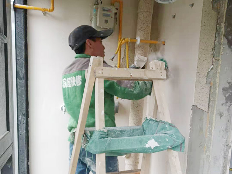 陽臺墻面粉刷刮膩子：在清理干凈之后，我們都凹凸部分需要用石膏膩子填平壓實,橫豎都需要刮一遍。刮完第一遍膩子后,需要修補的地方我們可以先進行修補，修補完后要檢查，如果還有問題的話，需要進行復(fù)補，等膩子干了之后，用砂紙磨光滑和平整，然后清掃干凈。刮膩子需要兩遍,第一遍膩子干后，再刮第二遍,一般都是兩邊才能成活。要求表面平整、紋理均勻,如果顏色深淺不一樣，影響美觀度。