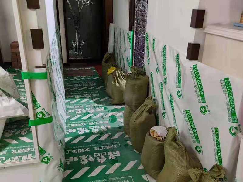 浴室防水成品保護(hù)：衛(wèi)生間洗浴時會濺水到鄰近的墻上，如沒有防水層的保護(hù)，隔壁墻和對頂角墻易潮濕發(fā)生霉變。所以一定要在鋪墻面瓷磚之前，做好墻面防水，一般防水處理中墻面要做30厘米高的防水處理，但是非承重的輕體墻，就要將整面墻做防水，至少也要做到1.8米高。 在鋪地磚之前，就一定要做好防水工程；在瓷磚鋪設(shè)之后，要保證磚面有一個泄水坡度(一般以1%左右為宜)，坡度朝向地漏，有利于廢水排放。 為了有好的防水效果，防水涂料一定要涂刷三遍，單組分環(huán)保型聚氨酯涂料的干透期在3~4天左右，如果在陰雨天涂刷防水材料，防水