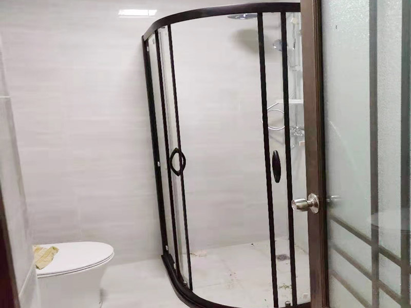 浴室貼磚裝修:把還沒有涂抹水泥的地磚鋪在地上，把它們敲平，然后在地磚上涂滿水泥，鋪在地面，保持四塊磚的對角位置對齊。 鋪瓷磚的順序其實也是有不少講究的，鋪地磚的時候應(yīng)該從內(nèi)向外貼，遇到坡度或者有地漏的地方，還要注意排水方向找坡；墻面磚的鋪貼應(yīng)該從下向上進(jìn)行。為了最后的鋪貼效果美觀，最底層的瓷磚要最后貼；墻面磚鋪貼結(jié)束以后還要壓地磚。 這里要注意的是，貼瓷磚的時候不能一面墻貼到頂，否則由于瓷磚較重容易引起脫落。鋪好了地磚盡量不要去踩。 因為瓷磚本身有許多小孔，吸水能力強(qiáng)，干燥的瓷磚會吸干水泥的水分.