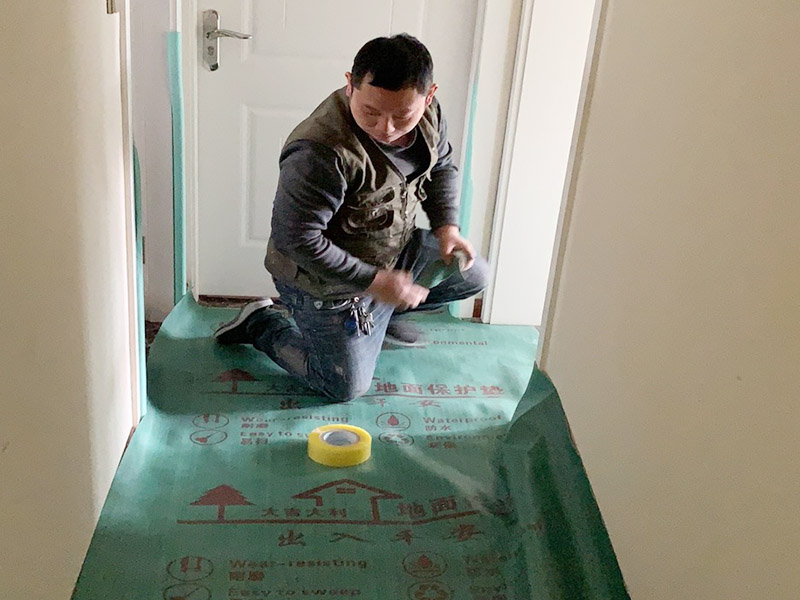 走廊地面成品保護：成品 保護的目的 為加快先進技術(shù)與現(xiàn)代管理方法和手段在項目的運用，努力降低成本，提高工程質(zhì)量，確保全面實現(xiàn)對業(yè)主的承諾。施工現(xiàn)場隨著施工進行，成品保護工作顯得尤為重要，做好成品保護工作，是在施工過程中要對已完工分項進行保護，否則一旦造成損壞，將會增加修復(fù)工作，帶來工、料浪費、工期拖延及經(jīng)濟損失。因此成品保護是施工管理重要組織部分，是保證施工生產(chǎn)順利進行的主要環(huán)節(jié)。