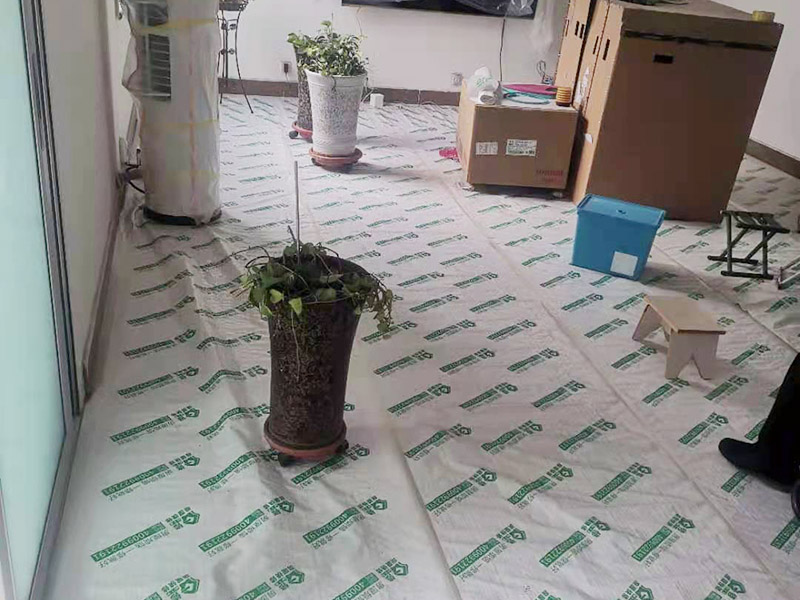 墻磚翻新成品保護：瓷磚、地板的鋪裝，也屬于基礎(chǔ)裝修的部分，經(jīng)常發(fā)現(xiàn)瓷磚施工時和施工后都沒有做成品保護工作，具體的表現(xiàn)有：瓷磚邊鋪邊勾縫，在剛鋪的瓷磚、地板上堆放雜物、剛鋪的瓷磚就在上面走動踩踏，地面瓷磚、地板沒有使用成品保護膜覆蓋等，這些都會影響瓷磚的鋪貼效果，造成瓷磚的施工質(zhì)量問題。 1、墻地面瓷磚，在鋪貼未干固的情況下，不要急于勾縫，以免人為地造成瓷磚松動、高低不平，影響施工效果。 2、地面瓷磚干固前，不要在上面走動、堆放雜物，以免造成瓷磚松動、高低不平。 3、地面瓷磚鋪貼完后，好使用成品保護膜覆蓋磚面，既可以防止裝修時的沙子磨傷地面，同時也能有效地防止油漆涂料等有色液體滴落磚面，造成地面污染。