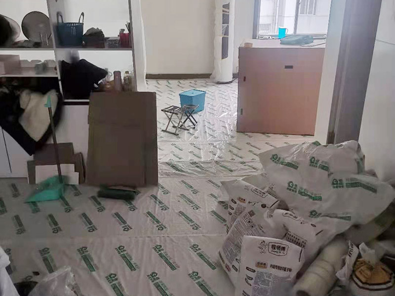 鏟墻皮成品保護(hù)：首先要將墻面全部用水浸濕，一般會(huì)使用滾輪將墻面滾一遍水，在要鏟的地方不斷地滾動(dòng)，這樣大約過(guò)十幾分鐘，就開(kāi)始用鏟子鏟剛才滾濕的地方。要一層一層地鏟，這當(dāng)中可能會(huì)遇到乳膠漆層，或者膠水層，還有膩?zhàn)訉?。如果碰到了一些防水膩?zhàn)硬缓门脑捑托枰蚰C(jī)了。