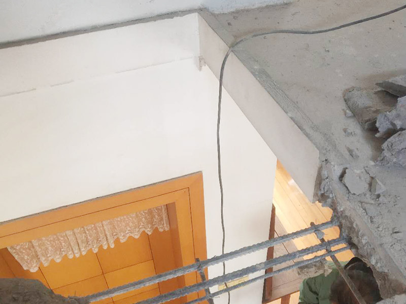 房屋局部改造裝修:一是開裂剝落，因為年代已久，墻面表層老化變脆，當然也有使用劣質(zhì)涂料導致這種問題發(fā)生。 二是發(fā)霉，常見于比較潮濕的地方，墻體等部位一旦發(fā)霉，以前的石膏底可能由于水汽都有空鼓脫殼。 三是粉化，施工溫度低、墻粉稀釋過量、施工涂層太薄、沒有使用底漆、底材疏松等，都可能導致粉。 四是光澤上升，頻繁的擦洗、物體擦過墻面、涂料耐擦洗性能差都會導致墻面被打磨光滑，使表面光澤度增加。