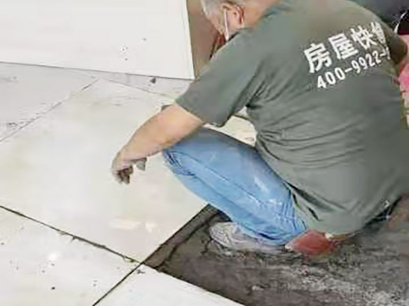 客廳地磚鋪貼：室內(nèi)地面的基層一定要處理干凈，如果有高低不平的地方要先鑿平與修補，基層要清潔好，不能夠有砂漿、白灰砂漿灰、油漬等，同時用水濕潤地面。如果鋪貼的是瓷質(zhì)磚，那一定要安放好標(biāo)準(zhǔn)塊，將其安放在十字線的交點，對角安裝。在進(jìn)行鋪裝操作的時候要每行依次的掛線，瓷質(zhì)磚地面鋪裝后的養(yǎng)護(hù)十分重要，在安裝24小時之后一定要灑水進(jìn)行養(yǎng)護(hù)，等鋪貼完成之后要覆蓋鋸末養(yǎng)護(hù)。瓷磚一定要浸水陰干，避免影響到凝結(jié)櫻花，導(dǎo)致發(fā)生空鼓和起殼等問題，鋪貼完成之后的2到3天內(nèi)不能夠踩踏。