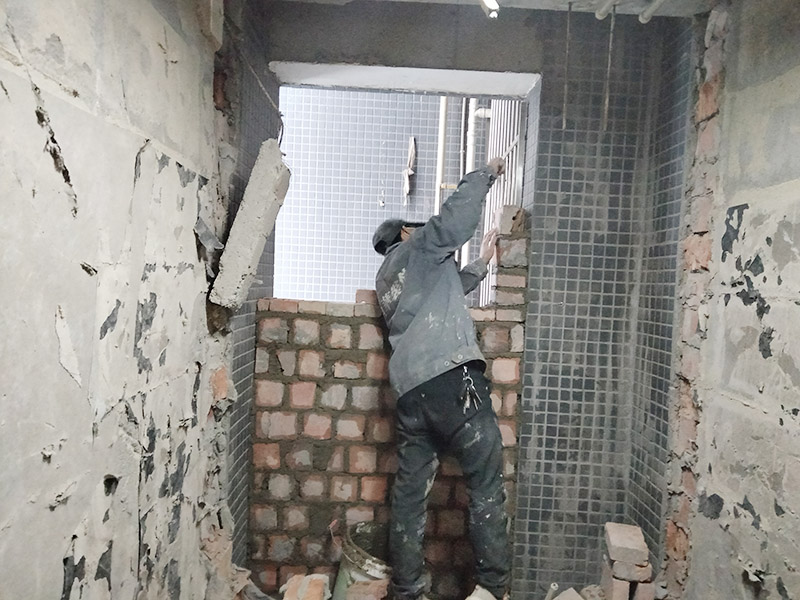 門洞砌磚施工：首先準(zhǔn)備好材料，門洞一定要做頂梁，所以鋼筋不能少。沙子要中沙、河沙。水泥注意保質(zhì)期。磚最好用輕質(zhì)磚。攪拌好水泥沙后，開始砌墻。要先訂好門洞兩邊的磚的位置，先砌好他們，再在此基礎(chǔ)上砌就很快了。