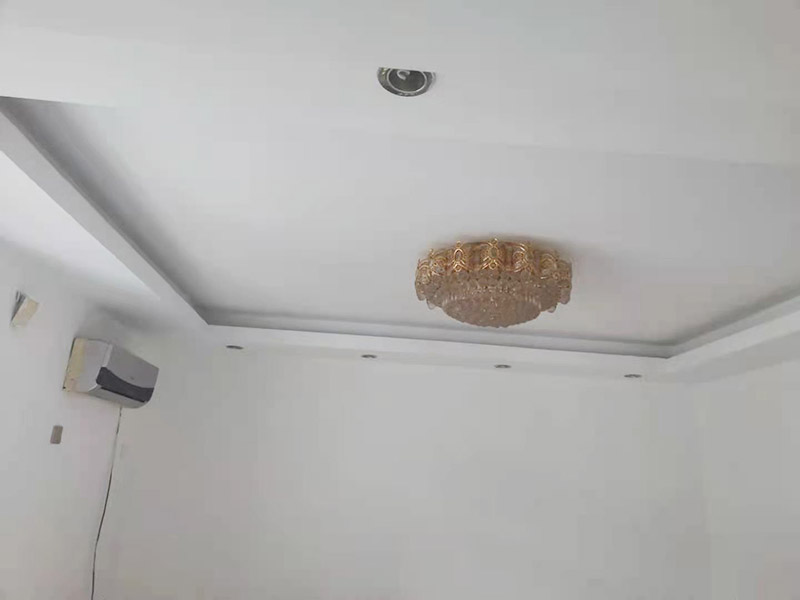 墻面翻新裝修：墻面如果出現(xiàn)細(xì)微白色粉末，說明墻內(nèi)鹽分在析出，這時(shí)候建議大家可以用尼龍刷或鐵刷將其刷除，在觀察幾天，確定不再有白色粉末析出，且待水泥墻面干燥磨平，便可上漆。若水泥墻表面白色粉末多且不斷析出，將其清理后，可先上一道墻面底漆，預(yù)防日后鹽分侵蝕，形成壁癌。也不要在三個(gè)月內(nèi)使用油性涂料或不透水的壁紙涂刷或裝修。用批土刀來修整墻體的表面，有的墻面會(huì)出現(xiàn)污漬、開裂、起泡等現(xiàn)象，都要及時(shí)做處理。墻面涂刷的時(shí)候應(yīng)該先從頂部開始再往下刷，否則會(huì)造成油漆滴落弄花已完成的墻面。