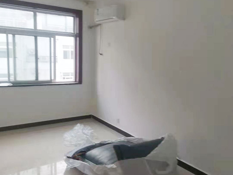 墻面翻新裝修：墻面如果出現(xiàn)細(xì)微白色粉末，說明墻內(nèi)鹽分在析出，這時(shí)候建議大家可以用尼龍刷或鐵刷將其刷除，在觀察幾天，確定不再有白色粉末析出，且待水泥墻面干燥磨平，便可上漆。若水泥墻表面白色粉末多且不斷析出，將其清理后，可先上一道墻面底漆，預(yù)防日后鹽分侵蝕，形成壁癌。也不要在三個(gè)月內(nèi)使用油性涂料或不透水的壁紙涂刷或裝修。用批土刀來修整墻體的表面，有的墻面會(huì)出現(xiàn)污漬、開裂、起泡等現(xiàn)象，都要及時(shí)做處理。墻面涂刷的時(shí)候應(yīng)該先從頂部開始再往下刷，否則會(huì)造成油漆滴落弄花已完成的墻面。