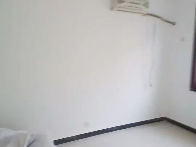 墻面翻新裝修：墻面如果出現(xiàn)細(xì)微白色粉末，說明墻內(nèi)鹽分在析出，這時(shí)候建議大家可以用尼龍刷或鐵刷將其刷除，在觀察幾天，確定不再有白色粉末析出，且待水泥墻面干燥磨平，便可上漆。若水泥墻表面白色粉末多且不斷析出，將其清理后，可先上一道墻面底漆，預(yù)防日后鹽分侵蝕，形成壁癌。也不要在三個(gè)月內(nèi)使用油性涂料或不透水的壁紙涂刷或裝修。用批土刀來修整墻體的表面，有的墻面會(huì)出現(xiàn)污漬、開裂、起泡等現(xiàn)象，都要及時(shí)做處理。墻面涂刷的時(shí)候應(yīng)該先從頂部開始再往下刷，否則會(huì)造成油漆滴落弄花已完成的墻面。