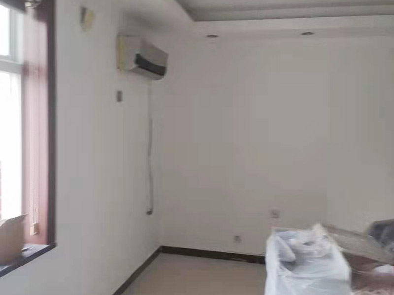 墻面翻新裝修：墻面如果出現(xiàn)細(xì)微白色粉末，說明墻內(nèi)鹽分在析出，這時(shí)候建議大家可以用尼龍刷或鐵刷將其刷除，在觀察幾天，確定不再有白色粉末析出，且待水泥墻面干燥磨平，便可上漆。若水泥墻表面白色粉末多且不斷析出，將其清理后，可先上一道墻面底漆，預(yù)防日后鹽分侵蝕，形成壁癌。也不要在三個(gè)月內(nèi)使用油性涂料或不透水的壁紙涂刷或裝修。用批土刀來修整墻體的表面，有的墻面會(huì)出現(xiàn)污漬、開裂、起泡等現(xiàn)象，都要及時(shí)做處理。墻面涂刷的時(shí)候應(yīng)該先從頂部開始再往下刷，否則會(huì)造成油漆滴落弄花已完成的墻面。