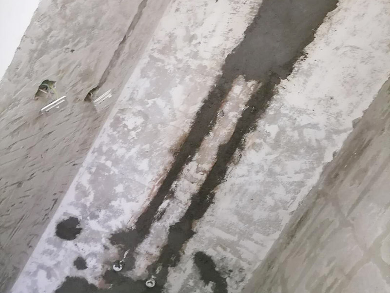 墻內(nèi)水管安裝維修：首先要根據(jù)自己家里的衛(wèi)生間的布局,確定墻排馬桶的安裝位置,再弄好排水管。整個(gè)隱蔽式水箱的安裝過(guò)程相對(duì)來(lái)說(shuō)是簡(jiǎn)單的,整個(gè)過(guò)程大約6個(gè)小時(shí)就可以了。為了安裝入墻水管過(guò)程中不必要的浪費(fèi)行為，安裝人員應(yīng)量好所需管材的長(zhǎng)度進(jìn)行切割。管材切割采用專用管剪切斷，管剪刀片卡口應(yīng)調(diào)整到與所切割管徑相符，旋轉(zhuǎn)切斷時(shí)應(yīng)均勻加力，斷管時(shí)，斷面應(yīng)同管軸線垂直，切斷后，斷口整圓截面無(wú)毛刺。