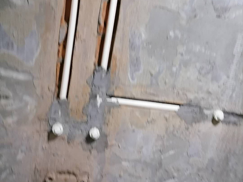 墻內(nèi)水管安裝維修：首先要根據(jù)自己家里的衛(wèi)生間的布局,確定墻排馬桶的安裝位置,再弄好排水管。整個(gè)隱蔽式水箱的安裝過(guò)程相對(duì)來(lái)說(shuō)是簡(jiǎn)單的,整個(gè)過(guò)程大約6個(gè)小時(shí)就可以了。為了安裝入墻水管過(guò)程中不必要的浪費(fèi)行為，安裝人員應(yīng)量好所需管材的長(zhǎng)度進(jìn)行切割。管材切割采用專用管剪切斷，管剪刀片卡口應(yīng)調(diào)整到與所切割管徑相符，旋轉(zhuǎn)切斷時(shí)應(yīng)均勻加力，斷管時(shí)，斷面應(yīng)同管軸線垂直，切斷后，斷口整圓截面無(wú)毛刺。