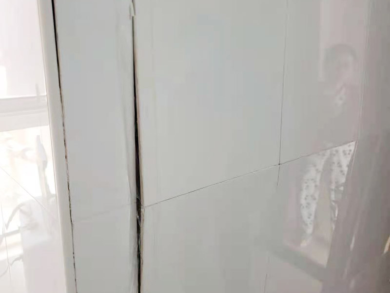 墻磚起翹維修：當瓷磚起翹了我們要將其他的瓷磚全部都拆卸下來，并且要保證瓷磚底下的基層干凈干燥，接著根據(jù)相應的比例調(diào)和水泥和黃沙。 在攪拌的時候可以利用攪拌泵將兩者攪拌均勻，鋪設地磚的水泥應該要用425以上的水泥沙子，選擇粗紗根據(jù)1:2的比例進行調(diào)配，同時要預留一毫米的伸縮縫。 接著將攪拌好的材料倒入空格中鋪上一層攪拌好的砂漿，厚度按照周圍的程度為基準，避免出現(xiàn)鋪設過高或者過低的情況，最后再將瓷磚放上去，輕輕的壓實，直到和周圍一個高度就行了。