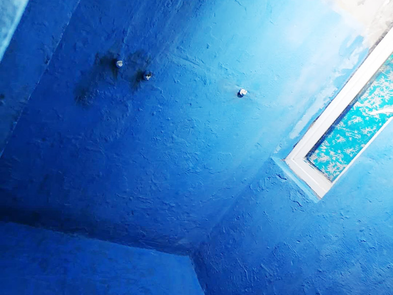 衛(wèi)生間防水維修: 鏟除原有的墻磚和地磚，這個(gè)步驟主要是針對(duì)老房二次裝修的，如果是新房可以跳過這個(gè)步驟，一般使用灰刀就可以，刮板也可以將原有的地磚鏟除掉。墻面將水電改造開槽用水泥封堵基層清理，細(xì)部附加層施工，在管根、地漏、陰陽角、等容易漏水的薄弱部位均勻涂刷，涂刷防水涂料兩遍，縱向橫向各涂刷一遍，做保護(hù)層，待防水干燥后放水做48小時(shí)閉水試驗(yàn)。