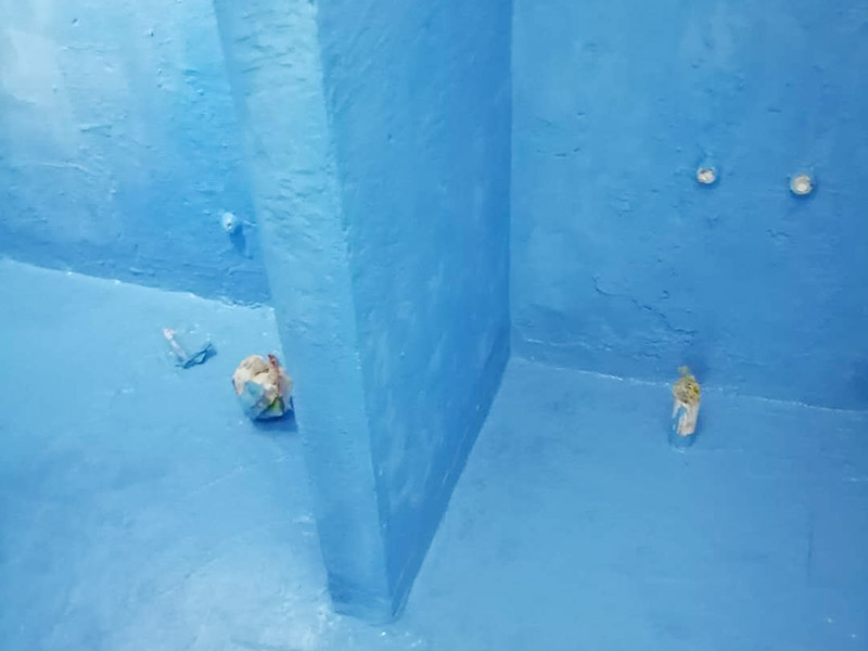 衛(wèi)生間防水維修: 鏟除原有的墻磚和地磚，這個(gè)步驟主要是針對(duì)老房二次裝修的，如果是新房可以跳過這個(gè)步驟，一般使用灰刀就可以，刮板也可以將原有的地磚鏟除掉。墻面將水電改造開槽用水泥封堵基層清理，細(xì)部附加層施工，在管根、地漏、陰陽角、等容易漏水的薄弱部位均勻涂刷，涂刷防水涂料兩遍，縱向橫向各涂刷一遍，做保護(hù)層，待防水干燥后放水做48小時(shí)閉水試驗(yàn)。