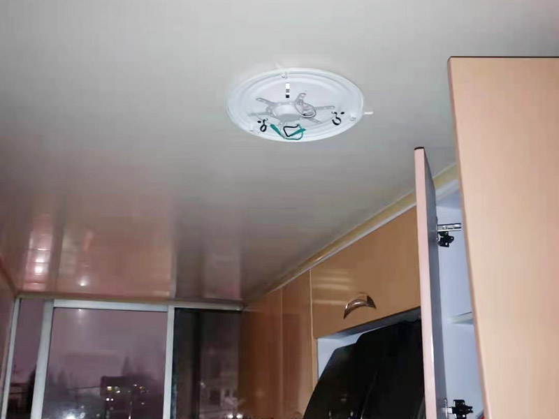 吸頂燈安裝維修：把底座放到位置上，畫好孔的位置，按照吸頂燈的安裝孔位，在天花上打眼，在打好眼的地方打入膠體，用以固定螺絲，把底座放上去，轉(zhuǎn)個(gè)角度，帶緊螺絲，接線，把燈管再裝回（這時(shí)可以試下燈是否會(huì)亮），然后再把燈罩蓋好。