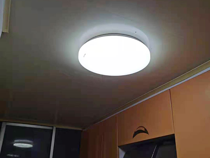 吸頂燈安裝維修：把底座放到位置上，畫好孔的位置，按照吸頂燈的安裝孔位，在天花上打眼，在打好眼的地方打入膠體，用以固定螺絲，把底座放上去，轉(zhuǎn)個(gè)角度，帶緊螺絲，接線，把燈管再裝回（這時(shí)可以試下燈是否會(huì)亮），然后再把燈罩蓋好。