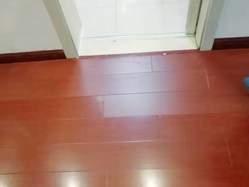 門框修復(fù)維修：由于天氣和環(huán)境的原因而造成木門開裂的現(xiàn)象經(jīng)常發(fā)生，或者是在使用中由于不恰當(dāng)?shù)氖褂枚斐傻拈_裂等現(xiàn)象經(jīng)常會出現(xiàn)，如果木門出現(xiàn)輕微的開裂可以利用牙膏進(jìn)行修復(fù)，將牙膏涂抹在開裂表面，待干燥的時候在表面涂抹上與木門相同的顏色，然后在其表面涂上指甲油，待過一段時間之前出現(xiàn)的裂縫就消失了。如果出現(xiàn)嚴(yán)重的裂紋就要請專業(yè)的人來維修。 在木門的正常使用中會出現(xiàn)門套與墻體出現(xiàn)縫隙，如果要是淺色系木門就會特別明顯，出現(xiàn)這種問題的原因是因為安裝測量時沒有進(jìn)行精準(zhǔn)測量，這種情況如果是深色木門就不需要處理，如果要是淺色的話就需要用白色玻璃膠進(jìn)行修補(bǔ)。