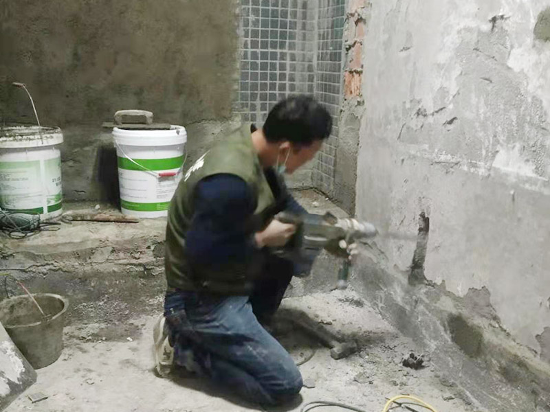 墻面線管打孔開槽：用切割機械及電錘將線槽開出。此過程要求工人對切割機使用熟練，才能嚴(yán)格按照線路裁切，還要細(xì)心謹(jǐn)慎，以防破壞其他墻面。設(shè)水管電線需要在墻面開槽，但是也要按照規(guī)范執(zhí)行，不然也會存在安全隱患。比如有的工人鋪設(shè)部分房間的電線時，直接在墻面橫向開槽，而且長度很大。一般在墻面橫向開槽的跨度不能太大，因為橫向開槽很容易導(dǎo)致墻面的抹灰層因重力而下沉，導(dǎo)致日后出現(xiàn)裂縫。