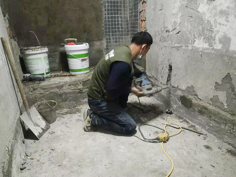 墻面線管打孔開槽：用切割機械及電錘將線槽開出。此過程要求工人對切割機使用熟練，才能嚴(yán)格按照線路裁切，還要細(xì)心謹(jǐn)慎，以防破壞其他墻面。設(shè)水管電線需要在墻面開槽，但是也要按照規(guī)范執(zhí)行，不然也會存在安全隱患。比如有的工人鋪設(shè)部分房間的電線時，直接在墻面橫向開槽，而且長度很大。一般在墻面橫向開槽的跨度不能太大，因為橫向開槽很容易導(dǎo)致墻面的抹灰層因重力而下沉，導(dǎo)致日后出現(xiàn)裂縫。