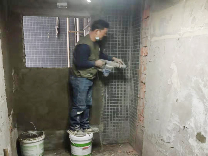 墻面線管打孔開槽：用切割機械及電錘將線槽開出。此過程要求工人對切割機使用熟練，才能嚴(yán)格按照線路裁切，還要細(xì)心謹(jǐn)慎，以防破壞其他墻面。設(shè)水管電線需要在墻面開槽，但是也要按照規(guī)范執(zhí)行，不然也會存在安全隱患。比如有的工人鋪設(shè)部分房間的電線時，直接在墻面橫向開槽，而且長度很大。一般在墻面橫向開槽的跨度不能太大，因為橫向開槽很容易導(dǎo)致墻面的抹灰層因重力而下沉，導(dǎo)致日后出現(xiàn)裂縫。