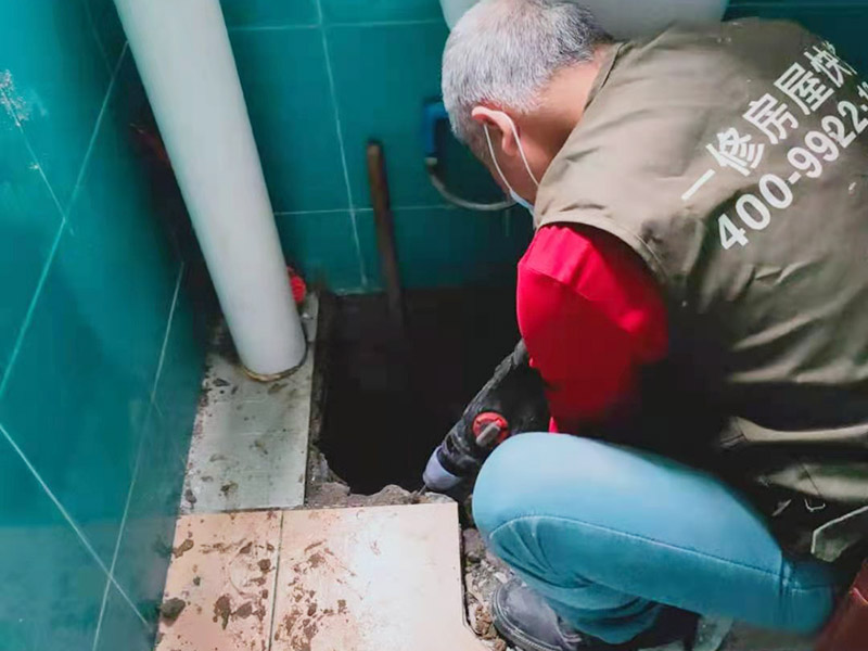 衛(wèi)生間蹲坑滲水維修：將表面的灰塵、油污、積水等處理干凈，并保持表面干燥； 如果瓷磚縫是用填縫劑填的，需要用刀劃出一個(gè)小槽； 在瓷磚面、瓷磚縫、墻縫、管根等水泥部位，噴滲透型防水劑，一定要噴涂均勻； 待防水劑9成干以后（大約2小時(shí)以后），用填縫膏填實(shí)所有瓷磚縫及破損和缺陷部位，管根周圍等薄弱環(huán)節(jié)用填縫膏涂刷加固； 地面與墻面連接處以及管根周圍用塑鋼泥做防水邊； 防水施工結(jié)束后，24小時(shí)內(nèi)施工部位不能淋水。