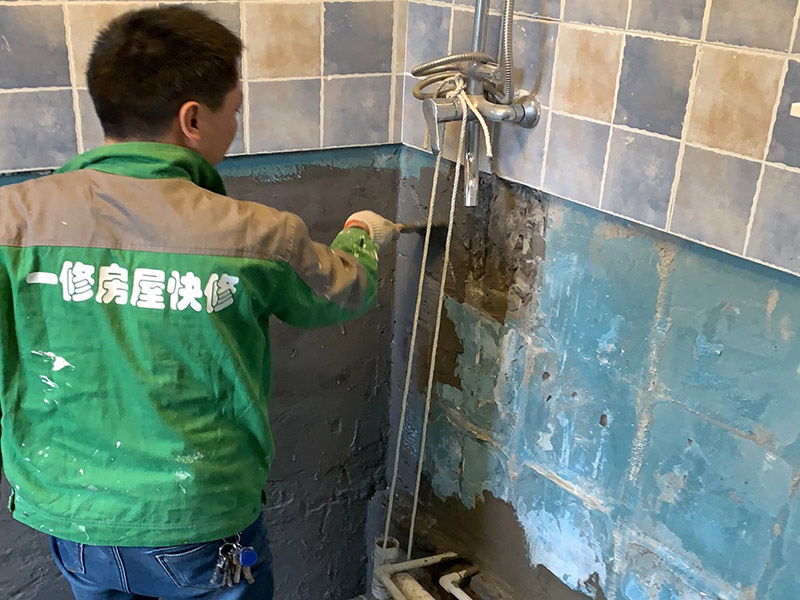 衛(wèi)生間墻地面防水：1.利用水泥砂漿水泥砂漿或豆石混凝土鋪平坡度。訣竅是：地漏附近坡度大，門口附近坡度小。 2.利用管根密封膏封嚴(yán)管線，管線要穿透樓板根部。刷防水涂料時可以貼1-2層玻璃絲布加強(qiáng)防水性。 3.墻壁表面打磨成干凈平光沒有顆粒灰塵，墻壁與地面的交接區(qū)域注意原角和坡角的設(shè)置。 4.聚氨酯防水涂膜由管根和墻角處開始進(jìn)行涂抹，在常溫下經(jīng)過4小時放干后，再大面積涂抹和刮刷。注意涂料總厚度大于1. 5毫米，不能有漏刮和鼓泡的不良現(xiàn)象。24小時后立面涂刷下一層，之后再以垂直的方向進(jìn)行二次涂刷。最后涂膜半固化，拋甩粗砂粒方便與水泥砂漿融合。 5.防水層的設(shè)置與具體區(qū)域有關(guān)。防水地面的防水層應(yīng)高出地面200寬，地面防水層應(yīng)超出衛(wèi)生間門口以外300寬。而又淋浴的衛(wèi)生間墻面防水層則應(yīng)設(shè)置為高出地面1800寬。 6.展開閉水實驗的時候，先完成防水工作再利用包立管方法。之后再局部進(jìn)行防水。閉水試驗也可為了避免破壞地面防水層而免做。