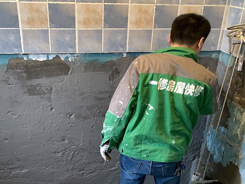 衛(wèi)生間墻地面防水：1.利用水泥砂漿水泥砂漿或豆石混凝土鋪平坡度。訣竅是：地漏附近坡度大，門口附近坡度小。 2.利用管根密封膏封嚴(yán)管線，管線要穿透樓板根部。刷防水涂料時可以貼1-2層玻璃絲布加強(qiáng)防水性。 3.墻壁表面打磨成干凈平光沒有顆?；覊m，墻壁與地面的交接區(qū)域注意原角和坡角的設(shè)置。 4.聚氨酯防水涂膜由管根和墻角處開始進(jìn)行涂抹，在常溫下經(jīng)過4小時放干后，再大面積涂抹和刮刷。注意涂料總厚度大于1. 5毫米，不能有漏刮和鼓泡的不良現(xiàn)象。24小時后立面涂刷下一層，之后再以垂直的方向進(jìn)行二次涂刷。最后涂膜半固化，拋甩粗砂粒方便與水泥砂漿融合。 5.防水層的設(shè)置與具體區(qū)域有關(guān)。防水地面的防水層應(yīng)高出地面200寬，地面防水層應(yīng)超出衛(wèi)生間門口以外300寬。而又淋浴的衛(wèi)生間墻面防水層則應(yīng)設(shè)置為高出地面1800寬。 6.展開閉水實驗的時候，先完成防水工作再利用包立管方法。之后再局部進(jìn)行防水。閉水試驗也可為了避免破壞地面防水層而免做。