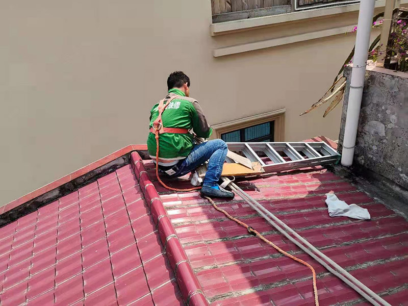 屋頂高空作業(yè)施工：凡在墜落高度基準(zhǔn)面2米以上（含2米）有可能墜落的高處進(jìn)行的作業(yè)，均稱為高空作業(yè)。本規(guī)程適用于電工.維修工及從事高空作業(yè)的員工。對(duì)于高度低于2米的作業(yè)平臺(tái)必須要有牢固的臨邊保護(hù)或扶手。高空作業(yè)人員應(yīng)牢固樹(shù)立安全意識(shí)，不得抱有任何僥幸心理。檢修作業(yè)時(shí)，登高用具首選升降平臺(tái)，如受場(chǎng)地或其它客觀因素限制時(shí)，可再考慮其它登高用具或攀登方法，但必須把安全因素放在第一位。