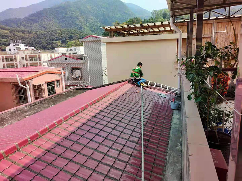 屋頂高空作業(yè)施工：凡在墜落高度基準(zhǔn)面2米以上（含2米）有可能墜落的高處進(jìn)行的作業(yè)，均稱為高空作業(yè)。本規(guī)程適用于電工.維修工及從事高空作業(yè)的員工。對(duì)于高度低于2米的作業(yè)平臺(tái)必須要有牢固的臨邊保護(hù)或扶手。高空作業(yè)人員應(yīng)牢固樹(shù)立安全意識(shí)，不得抱有任何僥幸心理。檢修作業(yè)時(shí)，登高用具首選升降平臺(tái)，如受場(chǎng)地或其它客觀因素限制時(shí)，可再考慮其它登高用具或攀登方法，但必須把安全因素放在第一位。