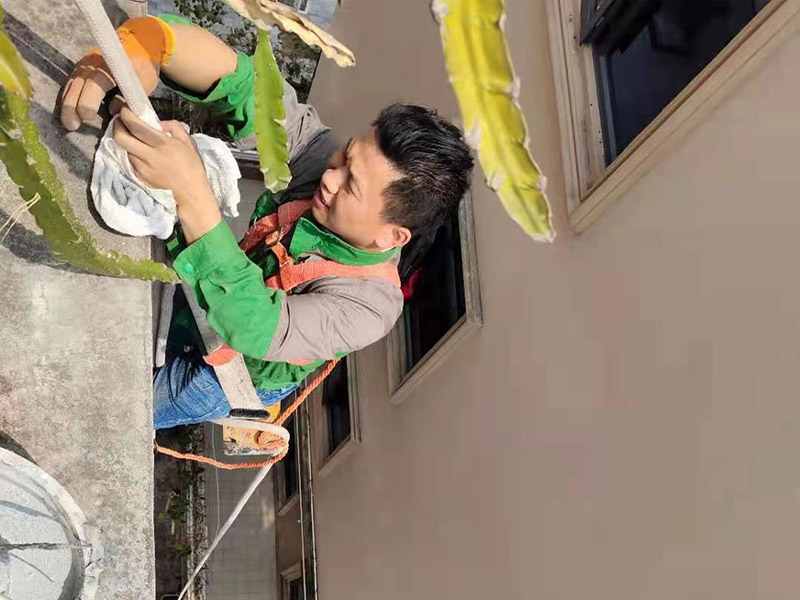 屋頂高空作業(yè)施工：凡在墜落高度基準(zhǔn)面2米以上（含2米）有可能墜落的高處進(jìn)行的作業(yè)，均稱為高空作業(yè)。本規(guī)程適用于電工.維修工及從事高空作業(yè)的員工。對(duì)于高度低于2米的作業(yè)平臺(tái)必須要有牢固的臨邊保護(hù)或扶手。高空作業(yè)人員應(yīng)牢固樹(shù)立安全意識(shí)，不得抱有任何僥幸心理。檢修作業(yè)時(shí)，登高用具首選升降平臺(tái)，如受場(chǎng)地或其它客觀因素限制時(shí)，可再考慮其它登高用具或攀登方法，但必須把安全因素放在第一位。