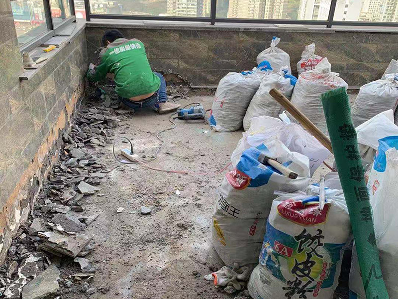 瓷磚拆除材料入場(chǎng)：先把地面上的東西全搬出去，然后戴上手套和防護(hù)眼鏡，用錘子把一塊瓷磚敲碎，再用扁的鑿子往里撬，一片一片慢慢鑿，這種方法費(fèi)力費(fèi)時(shí)。用小型的電鎬或瓷磚鏟除機(jī)就能輕輕松松完成任務(wù)。戴上手套和防護(hù)眼鏡，用小型的電鎬先從墻低的第一塊磚的邊緣開(kāi)始鏟除，序次鏟除完整個(gè)墻面的瓷磚。