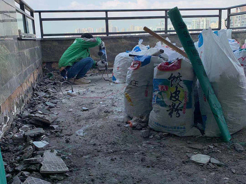 頂面瓷磚拆除建渣裝袋：漏水有可能是地面的防水有斷裂，可以把地面的磚縫用防水涂料重新涂一下。如果已經(jīng)影響到樓下了，這樣處理的效果可能不會(huì)太好，因?yàn)閿嗔训牟皇谴纱u而是防水層，而水在瓷磚下面是流動(dòng)的，所以光堵一兩個(gè)磚縫肯定還會(huì)漏水。 最好的方法是將原來(lái)的瓷磚和防水層都拆除掉，重新做防水層，重新鋪磚?？梢詫⒌孛婧蛪γ娴姆浪坎鸪w翻新；也可以把地面的拆除，墻面只拆除從地面往上的兩片磚，在墻面兩片磚以下的部分做防水。