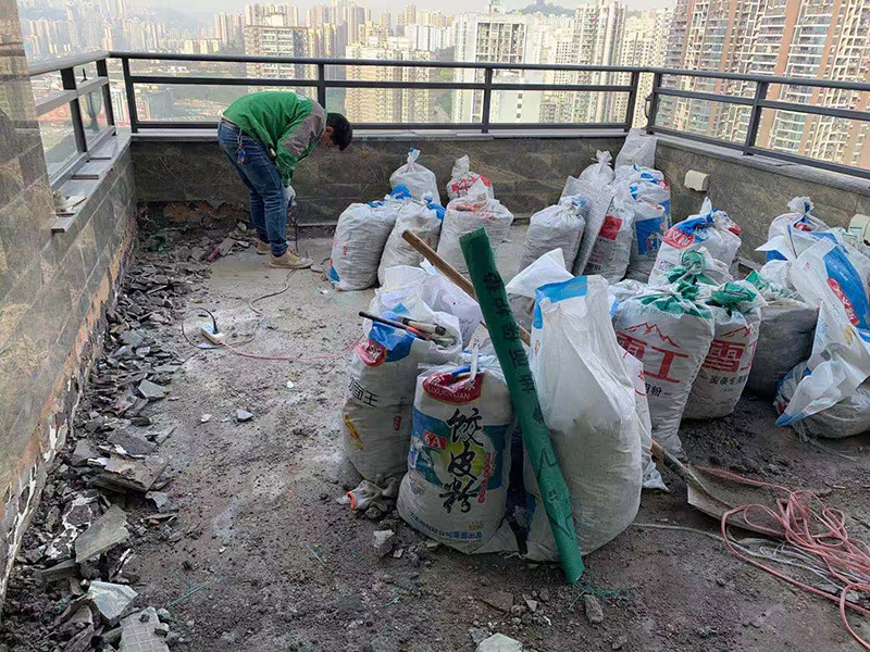 頂面瓷磚拆除建渣裝袋：漏水有可能是地面的防水有斷裂，可以把地面的磚縫用防水涂料重新涂一下。如果已經(jīng)影響到樓下了，這樣處理的效果可能不會(huì)太好，因?yàn)閿嗔训牟皇谴纱u而是防水層，而水在瓷磚下面是流動(dòng)的，所以光堵一兩個(gè)磚縫肯定還會(huì)漏水。 最好的方法是將原來(lái)的瓷磚和防水層都拆除掉，重新做防水層，重新鋪磚?？梢詫⒌孛婧蛪γ娴姆浪坎鸪?，整體翻新；也可以把地面的拆除，墻面只拆除從地面往上的兩片磚，在墻面兩片磚以下的部分做防水。