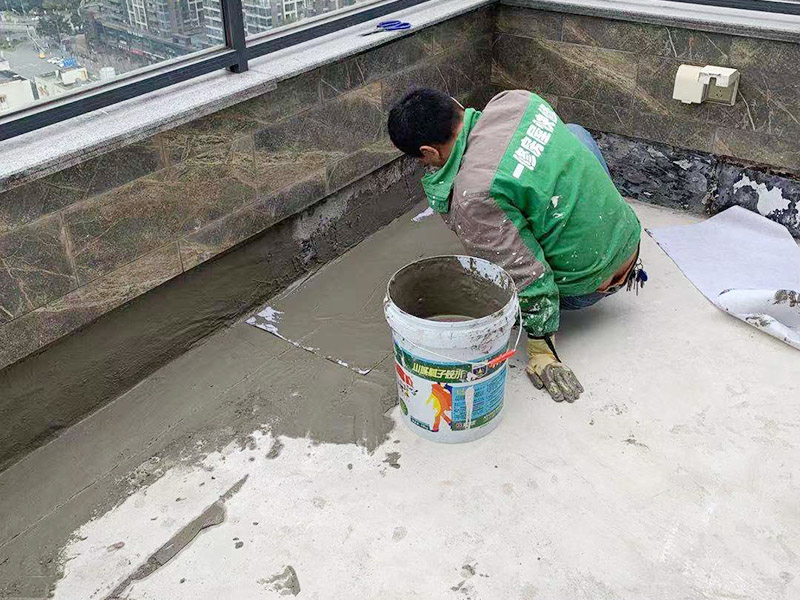 屋頂墻地面防水：基層表面應(yīng)平整，無尖銳棱角，無疏松、起砂、空鼓和大0.5mm的裂縫（用堵漏王填平后再施工）等；高的部位剔平整，必要部位用水泥砂漿或瓷磚膠進行找平處理；基層保持一定的干燥、無明水、無油污；下水管口用防水膠帶進行封口處理；清掃基層表面浮塵，浮灰，最后用吸塵器徹底清理干凈；墻地交接部位為直角，涂刷時極容易出現(xiàn)厚涂的情況，建議在墻地交接部位先用堵漏王做抹弧處理，以達到緩沖作用；涂刷之前，若基層較干燥，需在基層灑水潤濕，以確保涂膜附著強度；第一層防水涂料表面都固化后進行附加層施工，在涂層上鋪貼防水網(wǎng)格布；不要出現(xiàn)褶皺不平整的情況；