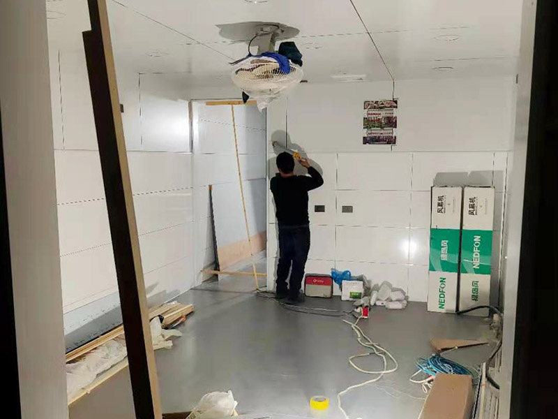 門店吧臺(tái)木工裝修：1.按圖施工：木工的第一步驟是看設(shè)計(jì)圖紙，了解所需要進(jìn)行的材料數(shù)量，確定大致施工方向和施工周期 2.材料進(jìn)場：前期的裝修步驟完成，施工現(xiàn)場清理干凈之后，就可以安排木工的材料進(jìn)場準(zhǔn)備了。 3.搭建施工臺(tái)：木工施工需要搭建自用的施工臺(tái)，主要用于切割木板材，處理木板材的平整度等等。 4.架設(shè)龍骨：主要是安裝主副龍骨、固定石膏板、裝飾石膏板表層等。 5.制造框架：門套，窗套的制作，電視柜、書柜、衣柜、酒水柜、櫥柜等等家具的框架 6.表層封裝：各類木制品完成之后，對(duì)其表面進(jìn)行細(xì)節(jié)封裝，然后進(jìn)行細(xì)節(jié)檢查修補(bǔ)。 7.油漆：所有工序完成后，對(duì)其表面進(jìn)行油漆修飾。