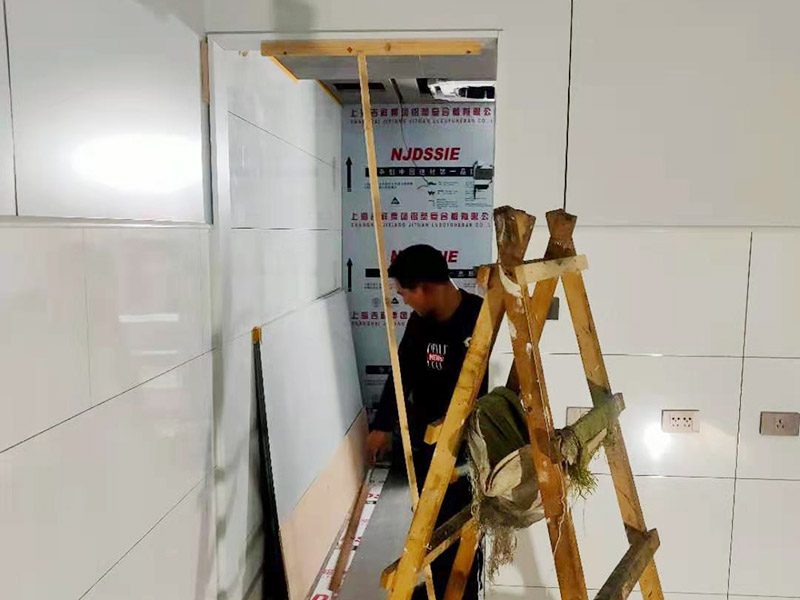 門店吧臺(tái)木工裝修：1.按圖施工：木工的第一步驟是看設(shè)計(jì)圖紙，了解所需要進(jìn)行的材料數(shù)量，確定大致施工方向和施工周期 2.材料進(jìn)場：前期的裝修步驟完成，施工現(xiàn)場清理干凈之后，就可以安排木工的材料進(jìn)場準(zhǔn)備了。 3.搭建施工臺(tái)：木工施工需要搭建自用的施工臺(tái)，主要用于切割木板材，處理木板材的平整度等等。 4.架設(shè)龍骨：主要是安裝主副龍骨、固定石膏板、裝飾石膏板表層等。 5.制造框架：門套，窗套的制作，電視柜、書柜、衣柜、酒水柜、櫥柜等等家具的框架 6.表層封裝：各類木制品完成之后，對(duì)其表面進(jìn)行細(xì)節(jié)封裝，然后進(jìn)行細(xì)節(jié)檢查修補(bǔ)。 7.油漆：所有工序完成后，對(duì)其表面進(jìn)行油漆修飾。