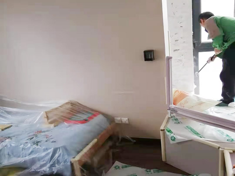 墻面翻新成品保護(hù):墻面如果出現(xiàn)細(xì)微白色粉末，說(shuō)明墻內(nèi)鹽分在析出，這時(shí)候建議大家可以用尼龍刷或鐵刷將其刷除，在觀察幾天，確定不再有白色粉末析出，且待水泥墻面干燥磨平，便可上漆?？梢允褂玫痘蚴氰F刷來(lái)除去墻面剝落的漆膜，然后利用砂紙將墻面表層磨平就可以了。底漆一般不用特別來(lái)處理的墻面，如果是問(wèn)題的墻面，那么就要針對(duì)相應(yīng)的墻面問(wèn)題來(lái)選擇專治問(wèn)題的底漆。墻面涂刷的時(shí)候應(yīng)該先從頂部開始再往下刷，否則會(huì)造成油漆滴落弄花已完成的墻面。