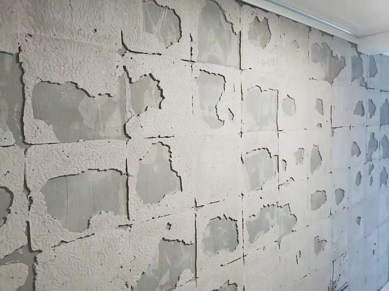 墻磚拆除維修：先把地面上的東西全搬出去，然后戴上手套和防護(hù)眼鏡，用錘子把一塊瓷磚敲碎，再用扁的鑿子往里撬，一片一片慢慢鑿，這種方法費(fèi)力費(fèi)時(shí)。用小型的電鎬或瓷磚鏟除機(jī)就能輕輕松松完成任務(wù)。