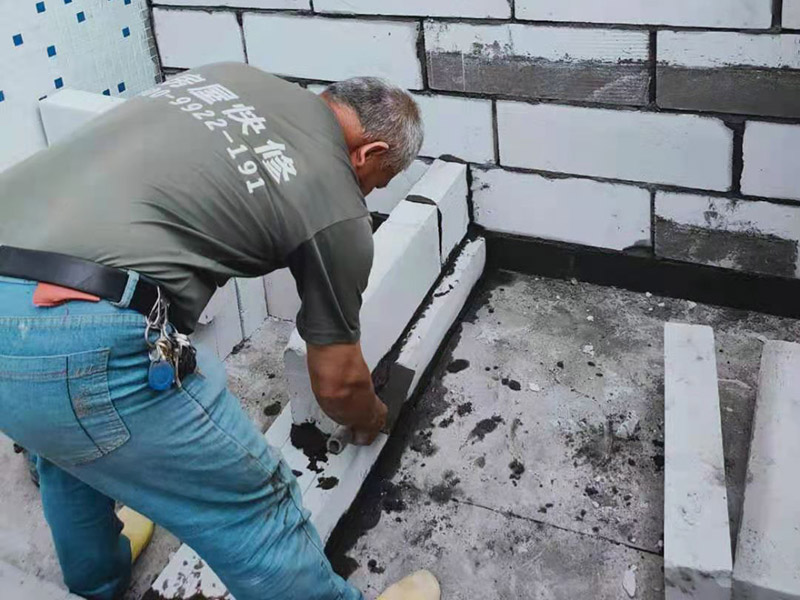 水泥砌空心磚施工：先用墨斗彈出統(tǒng)一的水平線、房間地面整體的縱橫直角線和墻體垂直線。在砌筑前，要先將樓地面用水泥砂漿找平。根據(jù)現(xiàn)場(chǎng)實(shí)際尺寸排第一層磚，要注意預(yù)留出門(mén)窗及洞口的尺寸。施工過(guò)程中，要嚴(yán)格控制水泥砂漿強(qiáng)度等級(jí)，確保砌筑砂漿飽滿。衛(wèi)生間及廚房必須倒地梁，倒地梁處必須鏟除原有的防水層，不能在原有的防水層或者砂漿層上直接砌筑。地梁的高度不得低于150毫米，其寬度一般與磚同寬。倒地梁前應(yīng)先沖洗地面，并用素水泥漿做結(jié)合處理。