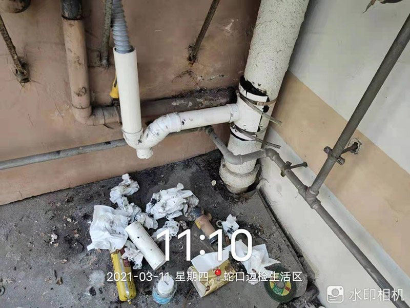 外墻水管改造維修：確定管道的走向和高度。接下來用云石機(jī)開槽。根據(jù)需要裁剪出各種長度的管材，待用。熱熔機(jī)加熱，綠燈變成紅燈時(shí)把管材放進(jìn)去連接。放管，安裝管卡。15mm冷水管間隔應(yīng)小于0.6m，熱水管為0.25米。20mm冷水管應(yīng)小于0.6米，熱水管應(yīng)小于0.3米。用料漿填槽抹平即可。