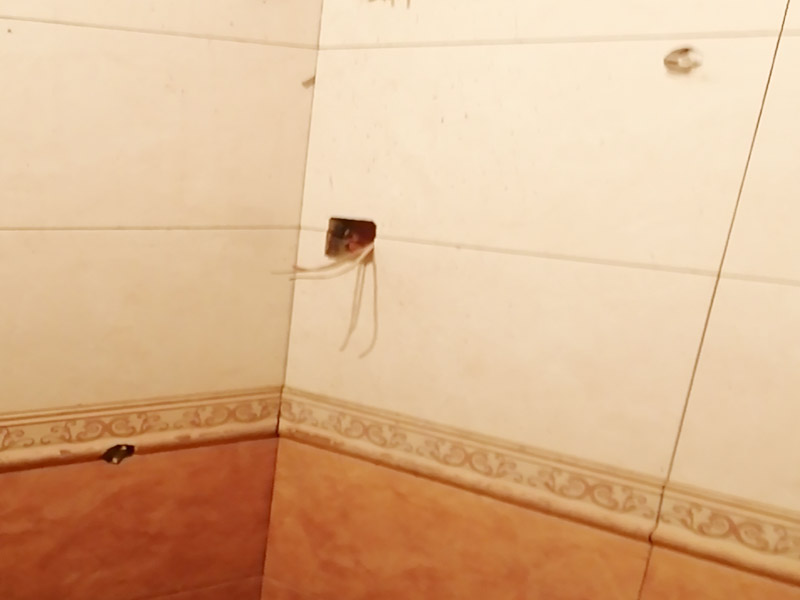 衛(wèi)生間貼磚施工：一是墻磚應(yīng)從下向上鋪貼,且一面墻不能一次貼到頂,接縫一般為1~3毫米;二是鋪貼前要先處理墻面的平整,處理裂縫;三是粘結(jié)材料的涂抹要中間稍高于四周,用橡膠錘敲擊表面以固定,這樣一來可以避免空氣積存于粘結(jié)層中。同時(shí)要進(jìn)行水平檢測(cè);四是粘結(jié)材料要挑和適當(dāng),一般墻面水泥與沙比例為1:4,地面水泥與沙比例為1:32. 地面要打平。 注意的是防水層的處理。在廚廁之些地方的墻面更應(yīng)高度注意。因?yàn)楦鼡Q瓷片通常會(huì)破壞原有水泥沙槳防水層。補(bǔ)救辦法是在貼設(shè)瓷磚前先打一層瀝青防水層。