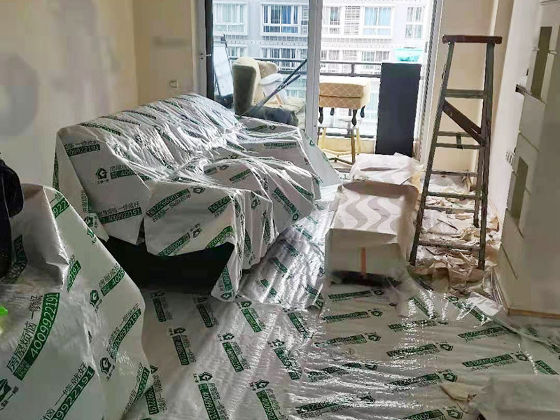 裝修成品保護：各種裝修物料的進場以及各種建筑裝修垃圾的清理，都會經(jīng)過入戶門，這些物品在搬運的過程中，難免會和入戶門發(fā)生磕碰，造成入戶門的磕碰劃傷，所以，第一個需要做好成品保護的地方就是入戶門。 做法：在裝修開工前直到家具進場期間，都需要對入戶門進行保護！可以使用成品保護膜將門包裹。 地面瓷磚鋪貼完后，用成品保護膜覆蓋磚面，既可以防止裝修時的沙子磨傷地面，同時也能有效地防止油漆涂料等有色液體滴落磚面，造成地面污染。 好處：1.平整美觀；2.不會有泥沙塵土進入瓷磚；3.施工時不會刮花瓷磚；4.時間久了瓷磚依然干凈無塵。