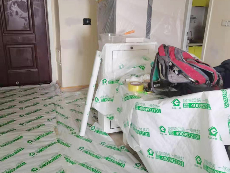 裝修成品保護：各種裝修物料的進場以及各種建筑裝修垃圾的清理，都會經(jīng)過入戶門，這些物品在搬運的過程中，難免會和入戶門發(fā)生磕碰，造成入戶門的磕碰劃傷，所以，第一個需要做好成品保護的地方就是入戶門。 做法：在裝修開工前直到家具進場期間，都需要對入戶門進行保護！可以使用成品保護膜將門包裹。 地面瓷磚鋪貼完后，用成品保護膜覆蓋磚面，既可以防止裝修時的沙子磨傷地面，同時也能有效地防止油漆涂料等有色液體滴落磚面，造成地面污染。 好處：1.平整美觀；2.不會有泥沙塵土進入瓷磚；3.施工時不會刮花瓷磚；4.時間久了瓷磚依然干凈無塵。