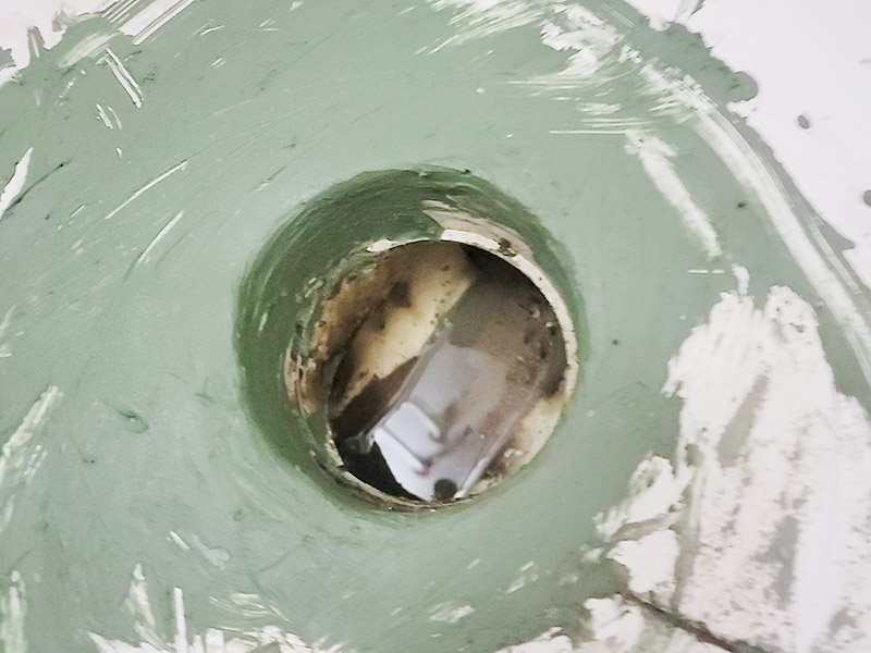 馬桶下水管打壓維修：1.觀察現(xiàn)場(chǎng)，以確定采購(gòu)配件型號(hào)，及其他額外工具。 2.準(zhǔn)備工具及材料。準(zhǔn)備現(xiàn)場(chǎng)，沖一次清水，蓋上馬桶，把舊衣服墊在馬桶蓋上。 3.非常重要，通知你樓上的各家用戶，此期間不要使用馬桶沖水。 4.拆除舊管，先取下兩邊的捆綁固定物，用鉗子，一般是鐵絲擰的。然后吧管取下，一般塑料已經(jīng)老化，沒(méi)有彈性，但很脆，直接掰就行。 5.處理接口邊緣，主要是通便管道接口，老化膠皮粘著邊上，形成厚度，不敲掉的話新管套不進(jìn)去。然后兩邊接口抹上凡士林。不然上面有銹，套管的時(shí)候非常困難。廢舊衣物此時(shí)可以用來(lái)擦手。 6.套管，力氣活，技巧活。注意，先吧固定的鐵圈套中膠皮管口，不然對(duì)接上之后，就帶不上了。