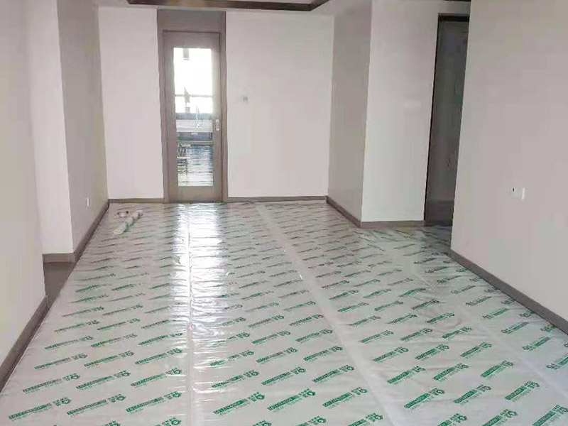 陽臺(tái)貼磚翻新：需要在粘結(jié)劑量置晾時(shí)間內(nèi)，將準(zhǔn)備好的瓷磚鋪壓到位，垂直于梳理方向輕微搓動(dòng)以排出磚下的空氣。鋪貼到位后用橡皮錘輕擊，用尺寸合適的十字定位架來調(diào)整表面平整度及接縫的平直。鋪設(shè)好的磚面應(yīng)該及時(shí)清理干凈，特別是去除殘留其上的粘結(jié)劑。合格的粘結(jié)劑干硬后即使在陶瓷磚面上也不易被清除掉。清理好的瓷磚面應(yīng)該立即擺放標(biāo)識進(jìn)行隔離，避免污染或擾動(dòng)，直到下一個(gè)填縫工序。 填縫后，用木版或其他工具刮去大灰，用6--8#園鋼清理灰縫，以突出磚的立體感，磁磚表面殘留水泥一定等其發(fā)白時(shí)(即干而未凝固時(shí))，用干布或鋸沫(木屑)、大沙、擦凈表面水泥，(注意一定不要用濕布)、布條、海綿等要勤擦勤換。 等徹底凝固后，用加長柄化纖滾筒毛刷沾取20%--30%鹽酸溶液進(jìn)行全面清洗，之后用清水沖凈。這時(shí)要小心操作以免鹽酸沾染人身及衣物哦。