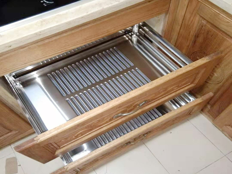 1、預(yù)埋螺母：加固專用；連接桿：連接專用；偏心頭：解決了板材之間鎖緊問題。通過、漲栓，螺栓，偏心件組合的三合一連接，牢固。 　　2、三合一連接可以多次拆裝。這也是板式家具的優(yōu)點(diǎn)之一。 　　3、隱蔽。從外表面看不到三合一連接件。 　　4、三合一連接，減少了黏合劑的使用，更加環(huán)保。